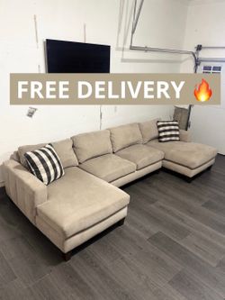 •Free Delivery• 3 pc Sectional Couch