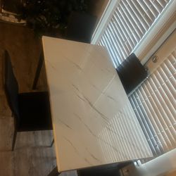 Table Whit 4 Chairs 