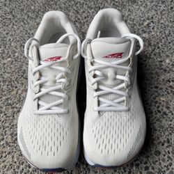 WOMEN'S ALTRA VIA OLYMPUS Size 9
