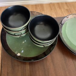 4 Dinner Plate 6 Soup Bowls ( 2 Dinner Plates Free).