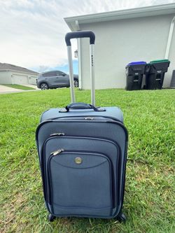 Selling a checked luggage suitcase (23 kg) with an expandable zipper.