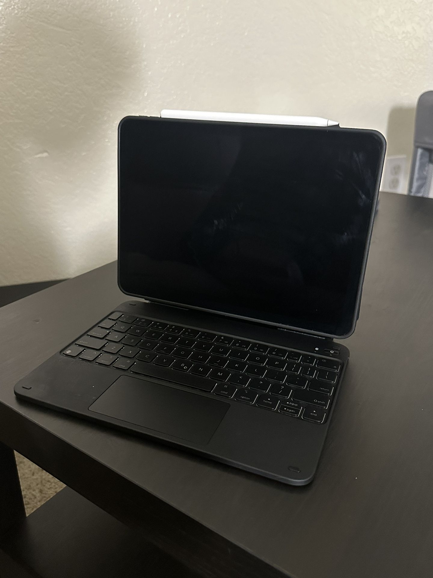 iPad Air M1 64GB With Accessories 