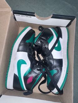 Kids Jordans Mid size 9