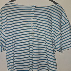 Womens shirt no size but look like Med