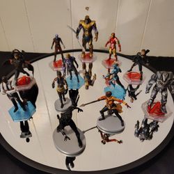 12 Marvel superhero figures