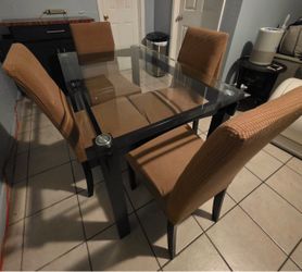 Comedor de cuatro sillas