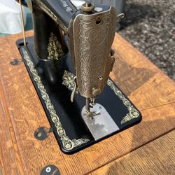 Antique Singer Sewing Machine With Wooden Cabinet