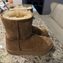 UGGs Traditional Boot Size 1 LIKE NEW