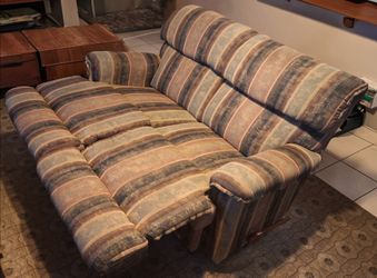 La-Z-Boy Manual Reclining Loveseat - Comfy & Beautiful, Very Nice Condition!