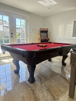 Pool table 8ft ( free delivery & set up & new color felt of your choice ) 
