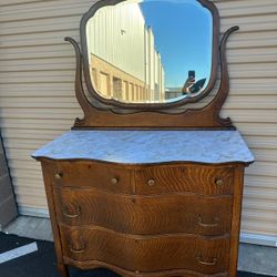 Dresser with harp mounted mirror/tocador con espejo movible