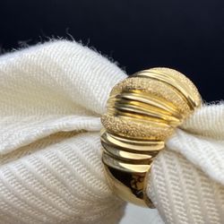 ///Vintage Gold Large Dome Shrimp Ring with Texture Solid 18k Size 7-7.25, 8 Grams///