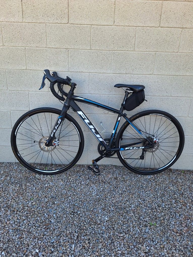 FUJI 700 C ROAD BIKE ALUMINUM FRAME AND CARBON FORK DISK BRAKE LIKE NEW