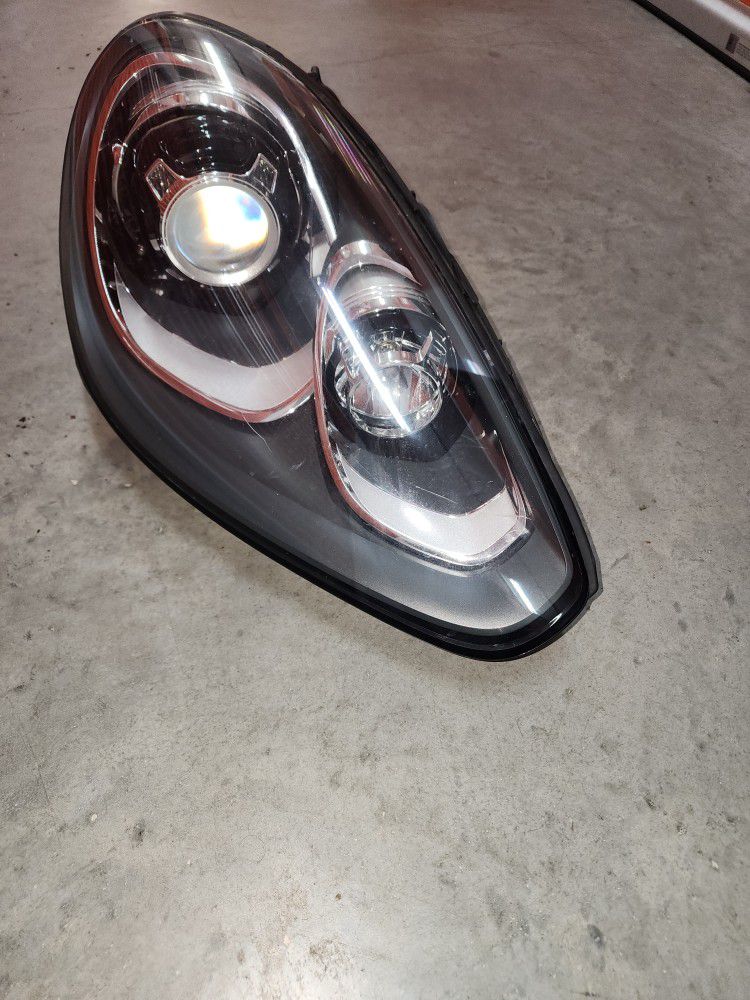 Porsche Cayenne Passenger Headlight 