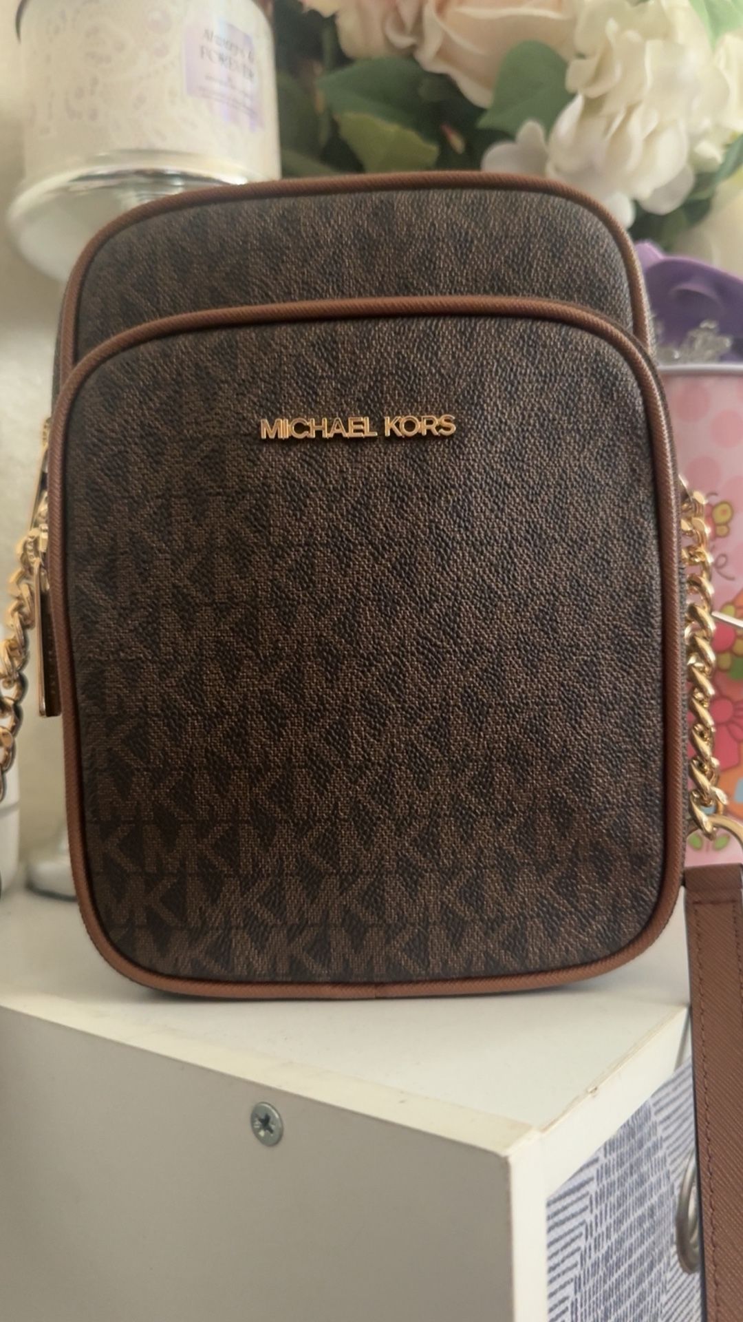 Michael Kors Crossbody purse new only used it once in excellent condition