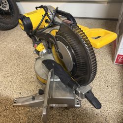 DeWalt DW716 12” Double-Bevel Compound Miter Saw – Works Perfect