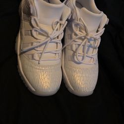 Retro Jordan 11 white Size 5.5