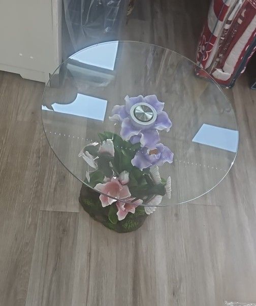 Elegant Side Table Table .