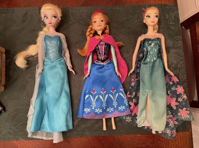 BEAUTIFUL Disney Anna And Elsa Barbie Dolls