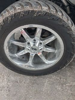 Rines 20 en buenas condiciones con llanta 33/12.50/20 universales de chevy y Ford 6 virlos $350 obo