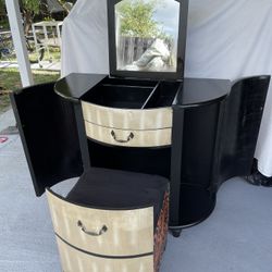Vanity Desk With Chair 36”W X 18”D X 32”H (Vintage) In Good Condition $40 Firm On Price