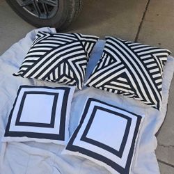 Set Of 4 Decor Pillow Has Zip You Can Wash It 2 Size 22x22 Inch Another 2 Size 18x18 Inch In Excellent Condition 