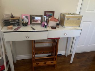 Vanity table