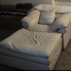 Light Cream Comfy Chair With Ottomon