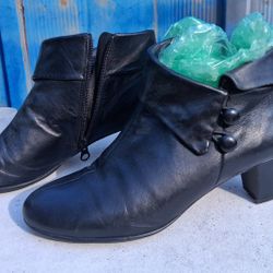 UMBERTO RAFFINI. BOOTIES BUTTON 