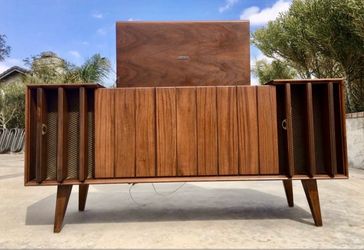 Mid Century Modern Zenith Stereo Console / Credenza
