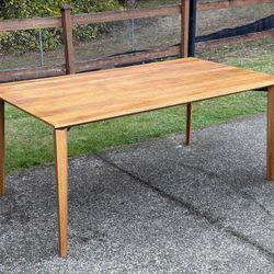 MCM Dania dining table