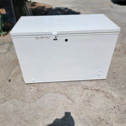 General Electric Energy Star 10.6cu .ft Manual Defrost Chest Freezer 