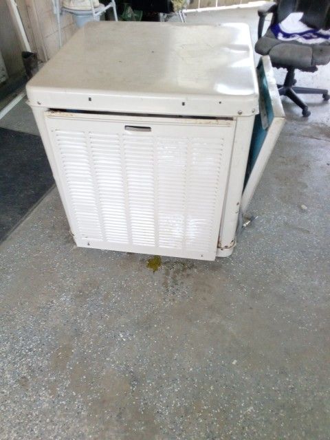 Swamp Cooler It Works But Doesn't Have The Water Pump Is 33 And A Half Tall And 33 Long The Motor Has I Think It Goes Backwards But It Works