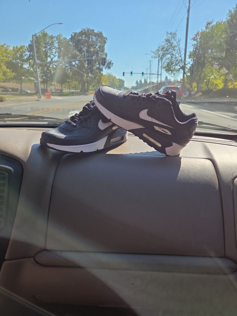 Air Max NIKES SIZE 4Y