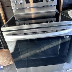 LG ThinQ 6.3 cu Ft Capacity Electric Range 