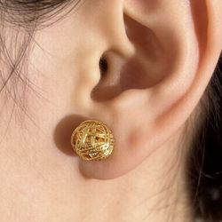 Exquisite Round Stud Earrings