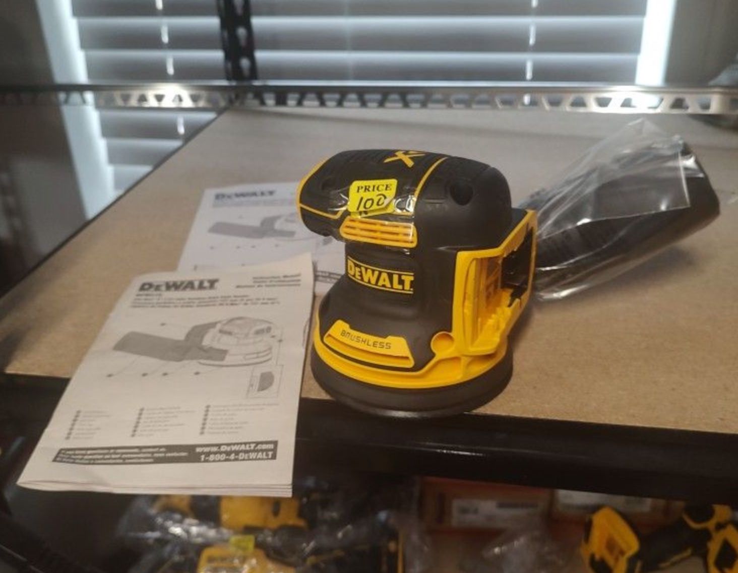 Dewalt 20volts V Max Brushless 5” Palm Sander