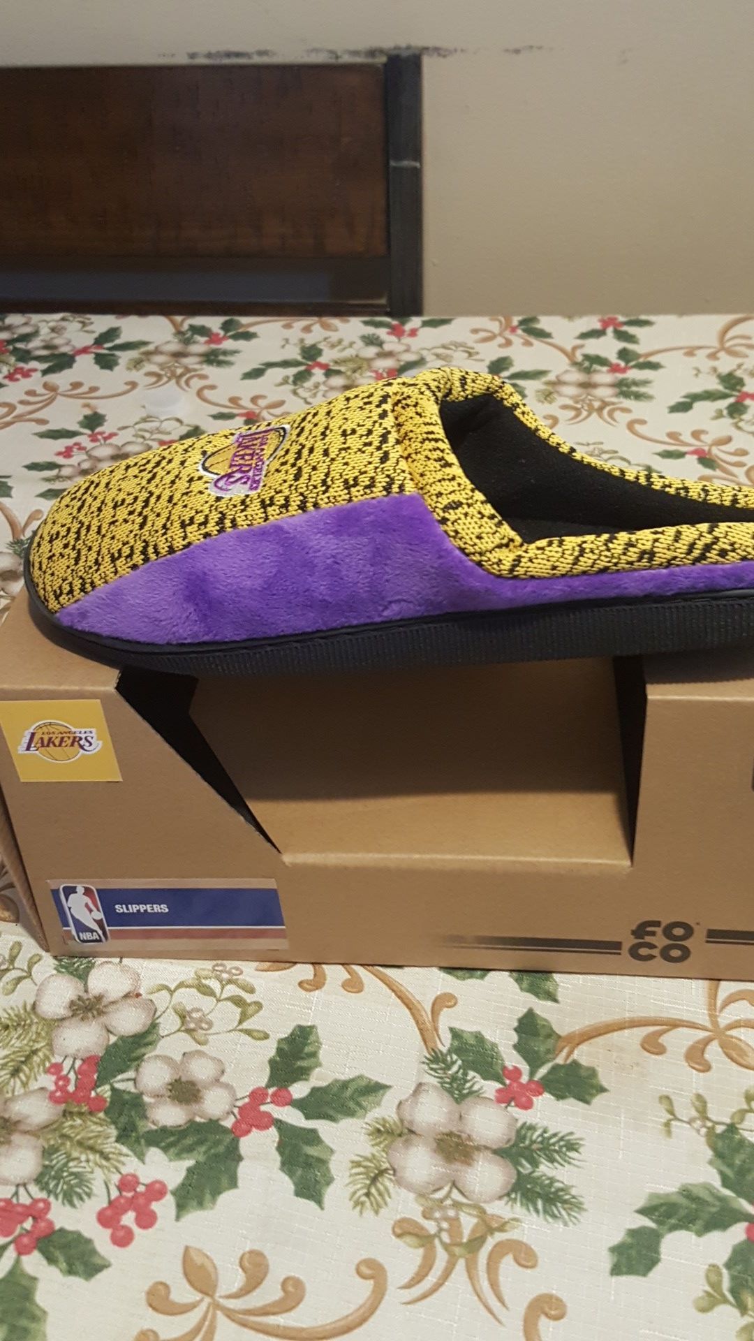 Lakers slippers sz 9 10