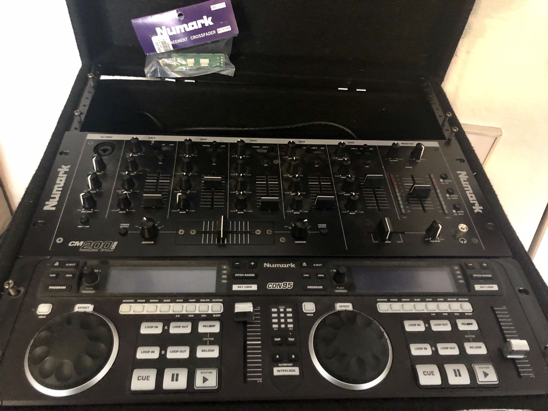 Numark CDN 95 with Numark CM200 mixer