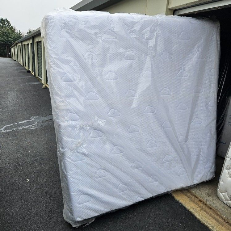 USED PUFFY KING MEMORY FOAM MATTRESS IN GOOD CONDITION 