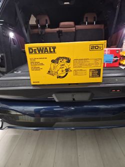DEWALT 20-volt Max 6-1/2-in Cordless Circular Saw