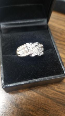 Lady's Gold Ring set with Diamonds