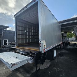 18FT BOX TRUCK WITH LOW MILES  👇👇👇👇