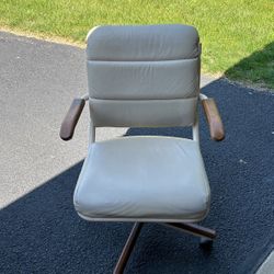 Chair Soft Cushioned Rocks Back And Forward On Rollers Like New 