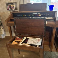 Lowrey organ