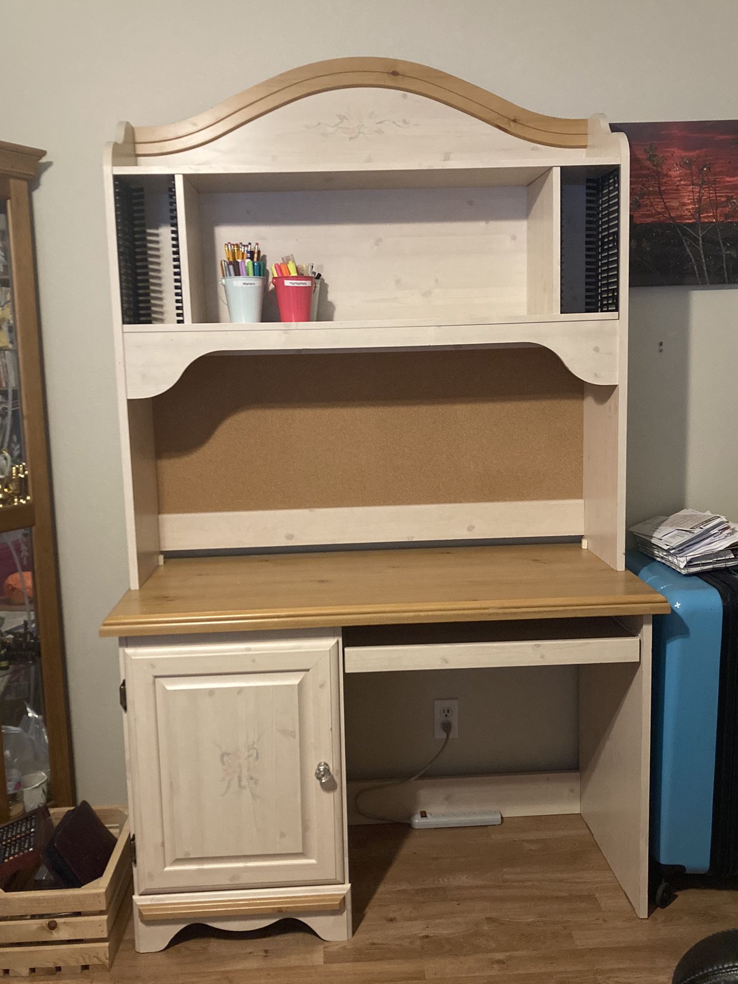 Girls Computer Desk with Hutch 