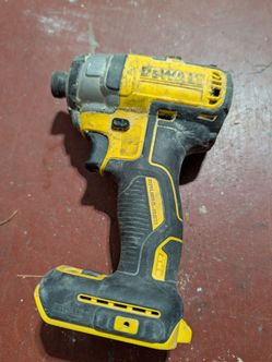 DeWalt impact gun (tool only/no battery)