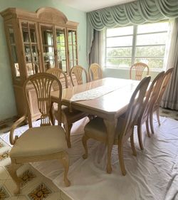 Thomasville Complete Dining Room Set – Table, 6 Chairs & China Cabinet /Hutch