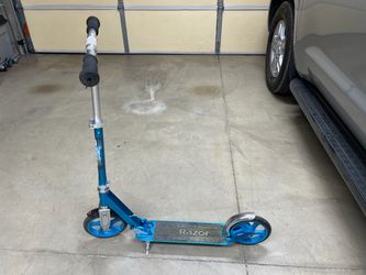 Razor A5 Lux Kick Scooter - Large 8" Wheels, Foldable, Adjustable Handlebars, Lightweight, for Riders up to 220 lbs