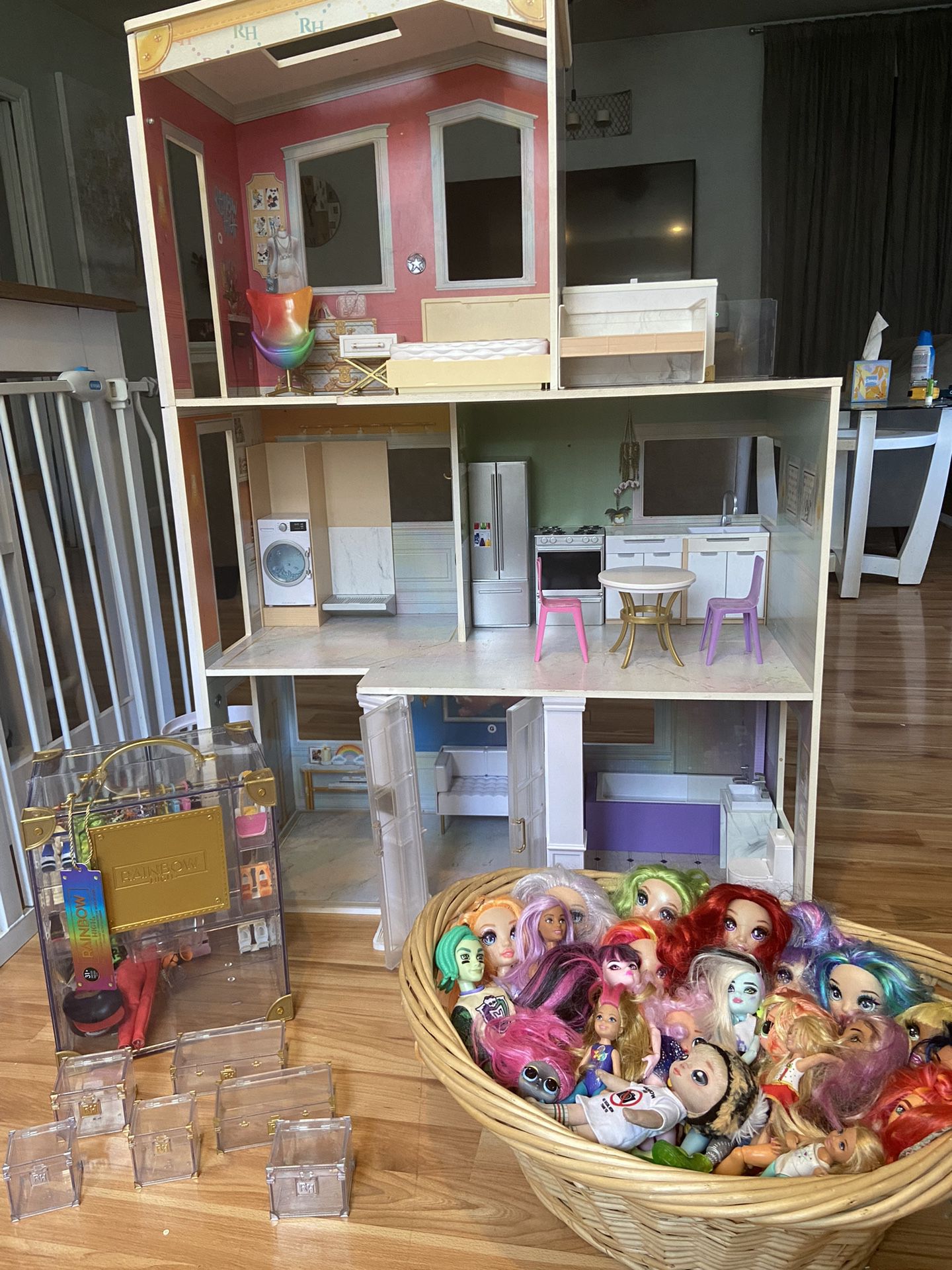 Rainbow High House, Car, Dolls & Accessories 